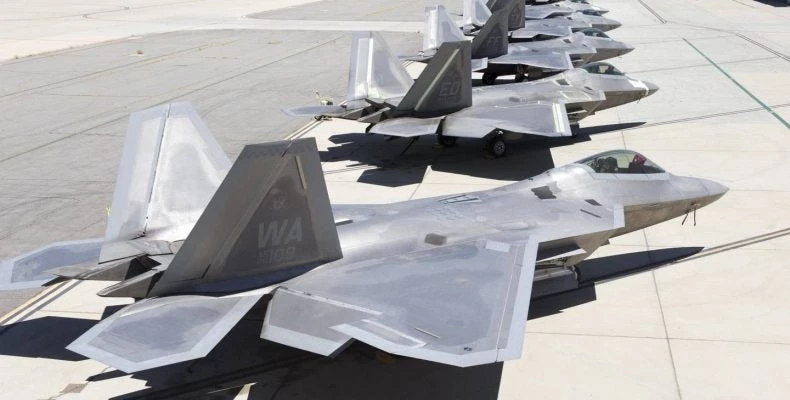 Ξεφλουδίζει η ειδική stealth επικάλυψη των F-22 Raptor!